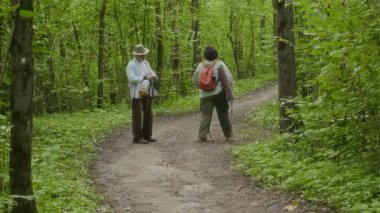 Olgun, beyaz bir adamın orman yürüyüşü sırasında akıllı telefon kullanarak karısının yürüyüş direğiyle fotoğraflarını çekmesi çok uzak bir ihtimal.