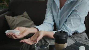 Kapalı çekimde, terapist ofisindeki kanepede oturarak sorununu açıklayan kağıt peçeteli üzgün bir kadın görülüyor.