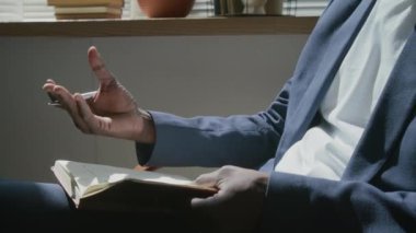 Afrika kökenli Amerikalı erkek psikoterapistin yakın çekim görüntüsü, açık bir not defteriyle müşterinin duygularını anlamasına yardımcı olurken,