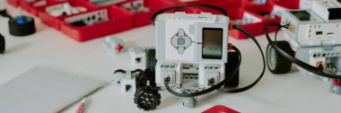 Masa üstünde silikon düğmeleri ve ekranı olan bir robotun web sitesi pankartı