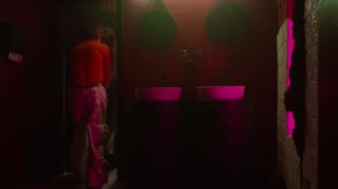 Romantik çift kulüpteki arkadaşlarından saklanıyor, kız ağzından buhar üflüyor ve erkek arkadaşı onu içine çekiyor.