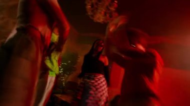 Hafta sonu kulüpte eğlenirken müzik eşliğinde dans eden dört farklı gencin zaman aşımı