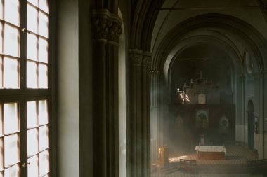 Gökyüzünde hafif sis olan büyük sütunları ve atarileri olan muhteşem ve görkemli bir havanın yüksek açılı görüntüsü.