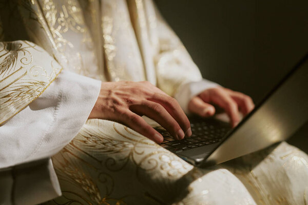 Средний крупный план неузнаваемых мужских рук, печатающих на черной клавиатуре