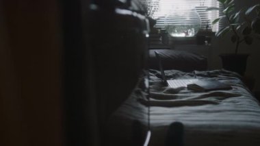 Kimse eski moda televizyonu ve dizüstü bilgisayarı olan tek kişilik yatağı, loş ışıklı odada büyük saksı bitkisinin yanına koymaz.