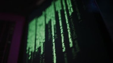 Hiç kimse karanlık odada üzerinde programlama kodu olan modern dizüstü bilgisayarı göremez.
