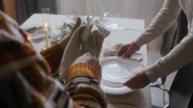 Noel 'de arkadaşınla evde yemek masasını düzenlerken tanınmayan bir adamın şampanya kadehini cilalarkenki görüntüsünü yakından izle.