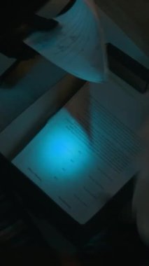 Tanımlanamayan soyguncunun iş belgeleriyle kara kutuyu açması, onları didik didik araması ve dört rulo dolar bulması.