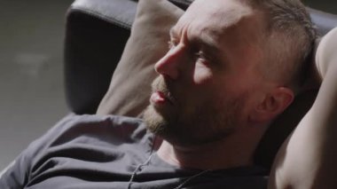 Askeri üniformalı ve künyeli askerin terapistine danışmanlık seansı sırasında zihinsel sorunlarını anlatırken çekildiği fotoğraf.