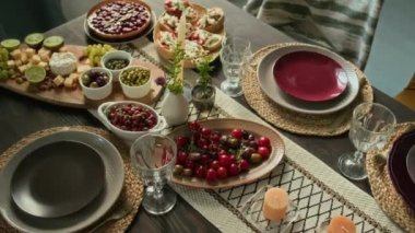 Mumlar, tabaklar, bardaklar, böğürtlenli turtalar, bruschetalar, peynirli tahtalar, kırmızı fasulyeler, vişneli domatesler, tatlı patatesler ve yassı ekmekler...