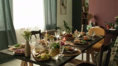 Limonata, vazo, mum, bardak, aperatif, oturma odasında içi yemek dolu fırında tavuk ve tabaklar olan şenlik masasına kimse bakmaz.