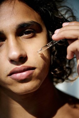 Yarı erkek yüzünün orta boy yakın portresi serumla dolu.