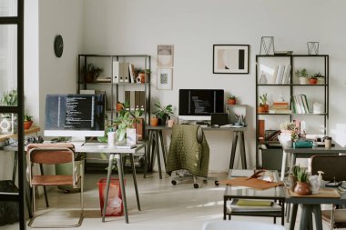 Programcıların çalışma süreci için geniş alanı olan ofis,