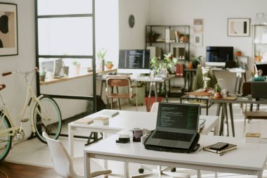 Teknoloji şirketinin modern ve rahat ofisi cihaz ve belgelerle donatılmıştır.