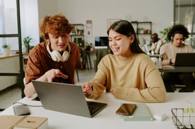 İçerik meslektaşları güzelce sohbet ediyorlar, tartışırken ekrana bakıyorlar.