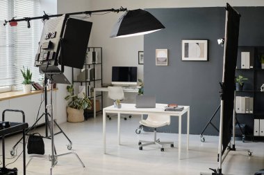 Video üretimi için tamamen elektronik cihazlar ve mobilyalarla donatılmış boş stüdyo