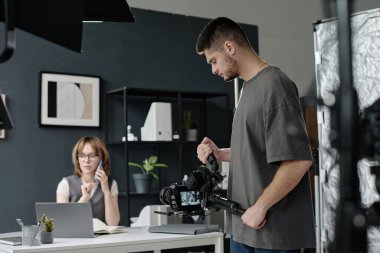 Profesyonel kameralı genç ve yetenekli bir adamın düşük açılı görüntüsü.