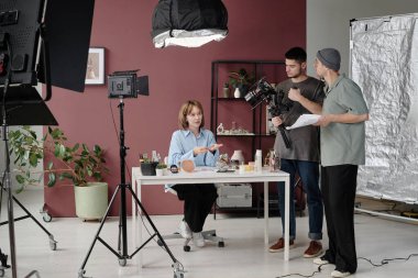 Operatör kamerayı kurarken yönetmenle sohbet stüdyosu