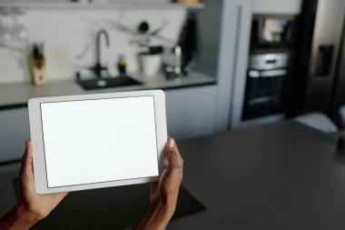 Yüksek açılı, beyaz ekranlı, dikdörtgen dokunmatik kadın elleri.