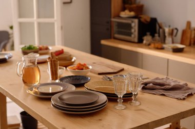 Yüksek açılı temiz tabaklar ve cilalanmış kristal bardaklar. Tabaklar dolusu abur cuburla dolu.