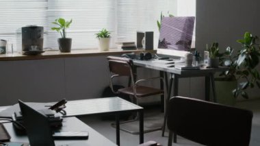 Hiç kimse iş yerindeki bilgisayarlı, kulaklıklı, telefonlu, beyaz bardaklı ve ofisteki diğer şeylerle web geliştiricisinin görüntülerini aşağı çekmiyor.