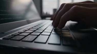 İş günü laptopta tanınmayan profesyonel programcının ellerinin yakın plan görüntüsü