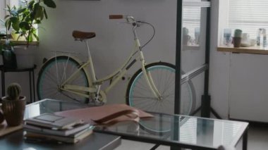 Soluk sarı çerçeveli, kahverengi koltuklu ve taşıyıcılı kimse modern ofisin koridorunda iki saksı bitkisi olan siyah sehpanın yanındaki duvarda vurulmadı.