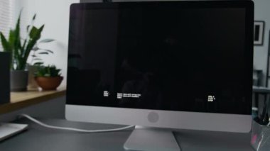 Ofisteki çalışma saatleri boyunca kişisel bilgisayarda kablosuz klavye kodlaması yazan tanınmayan genç adamın POV 'si.