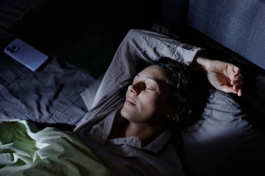 Tatlı bir rüyaya dalmış sakin ve hoşnut bir kadın. Bütün gece rahat bir yatakta uyumak için en sevdiği pozu kullanıyor.