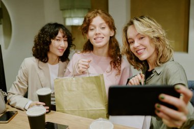 Başarılı blogcular kafede oturup selfie çekiyorlar butikte yeni alışverişler yapıyorlar.