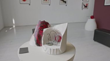 Minimalist galeride sergilenen kaidedeki soyut heykellerin yakın çekimleri yok.