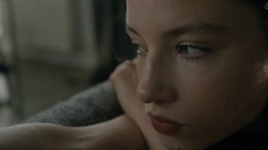 Depresyondaki, huzursuz bakışlı, rahatsız edici düşünceleri olan ve uykusuzluk çeken beyaz bir kızın yakın plan çekimi.