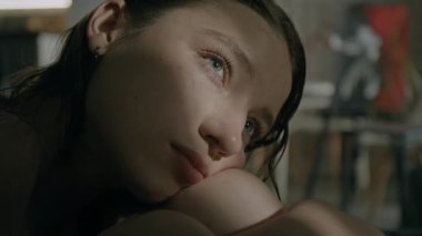 Kafkasyalı Z geninin yakın plan görüntüsü depresyonda olan ve baş ağrısı çeken yanak, çene ve alnı dizinde.