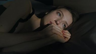 Kafkasyalı paranoyak sanrıları olan, yatakta yatarken eziyete ya da tehdite bağlı yoğun korku duyan kızın yakın çekimi.
