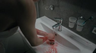 Zihinsel olarak dengesiz Z jenerasyonundaki kızın ellerini çılgınca yıkaması ve banyo aynasındaki yansımasına baktığında çığlık atması görüntüsünü uzaklaştır.