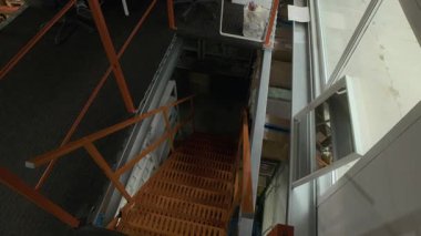 Aşırı yüksek açı. Hiç kimse loş ışıklı, turuncu tırabzanlı, kahve kızartıcı fabrikada merdiven kullanmaz.