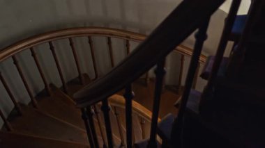 Katolik kilisesindeki kıvrımlarını takip eden zarif tırabzanları olan sarmal ahşap merdivenlerden kimse vurulmaz.