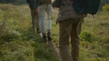 Sırt çantalı, yabani çiçek toplayan ve sonbaharın başlarında babasını ve ablasını takip eden tanınmamış bir gencin geçmişe bakışı.