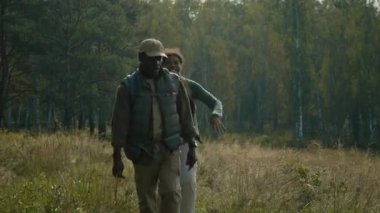 Mutlu kız, genç oğlanla yolda yürürken ve sonbahar yürüyüşünün keyfini çıkarırken babasına arkadan atlıyor.