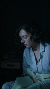 Geceleri uyurgezerlikten muzdarip genç bir kadının dikey görüntüsü, geceleri pijamayla yatak odasında dolaşması.