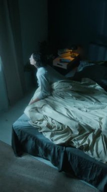 Dikey yüksek açılı kadın uyurgezer görüntüsü gecenin bir yarısı uyanıp yatak odasından çıkarken.