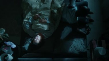 Afrika kökenli Amerikalı bir adamın beyaz karısını uyurgezer olarak uykusunda uyandırmasının en iyi görüntüsü.