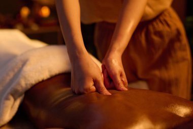 Orta boy, yağlı kadın elleri kaplıcada Afrikalı Amerikalı kadınlara masaj yapıyor.