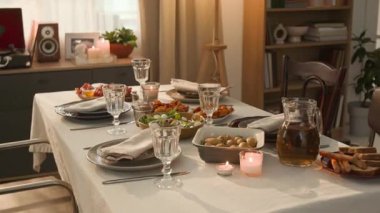 İçki ve mumlarla tamamlanmış, salata, patates ve ekmekle resmi olarak hazırlanmış yemek masası çekimleri yok.