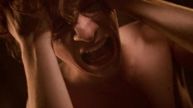 Depresyon ya da anksiyeteden muzdarip olduğu zaman Z Geni 'nin bağırıp saçlarına dokunduğu yakın plan görüntüler.