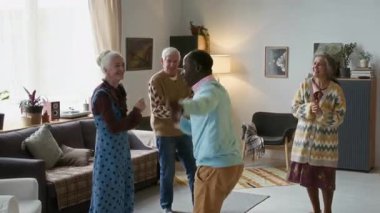 Bir grup çok ırklı yaşlı arkadaş rahat bir oturma odasında dans edip gülüyorlar. Müzikten hoşlanıyorlar ve emekliler topluluğundaki partide eğleniyorlar.
