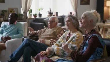 Bir grup yaşlı arkadaş oturma odasında kanepede oturup televizyon seyrediyor ve bunu tartışırken huzurevinde boş vakitlerini geçiriyorlar.