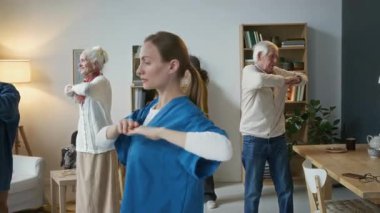 Konforlu yaşam ortamında hafif fitness rutininde etkin çok ırklı yaşlılar grubunun öncüsüyüm.