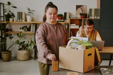 Down sendromlu genç bayan çalışanın, ünlü bilişim şirketinin ofisinde iş yeri açması geniş açıdan görülüyor.