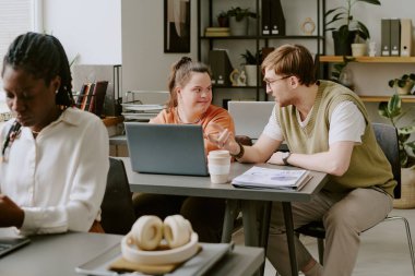 Kafkasyalı meslektaşların öğle yemeği molasındayken birlikte oturup dostça sohbet etmelerinin geniş bir görüntüsü.